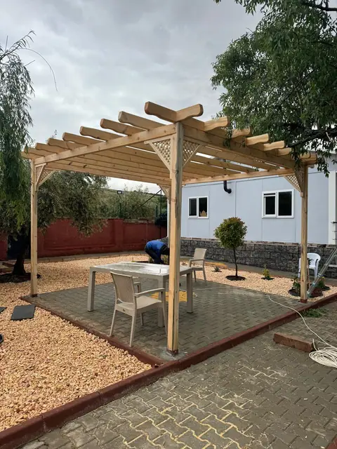 Açık kirişli ahşap pergola — uygulama fotoğrafı 32